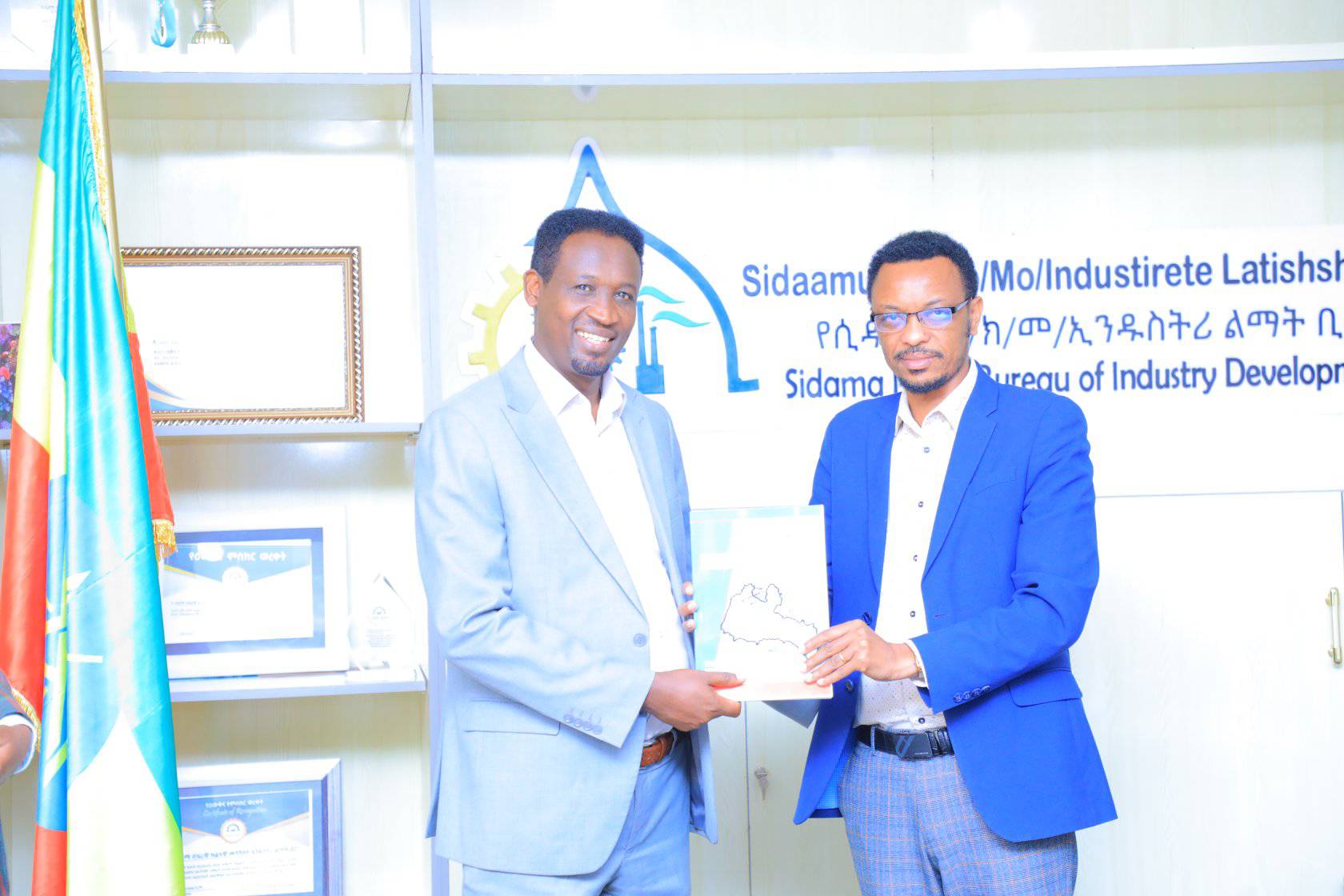 የቀድሞ የሲዳማ ክልል ኢንዱስትሪ ልማት ቢሮ ሀላፊ አቶ ጎሳዬ ጎዳና እና አዲስ የተመደቡ ሀላፊ አቶ አሻግሬ ጀምበረ ጋር ትውውቅና የስራ ርክክብ አደረጉ