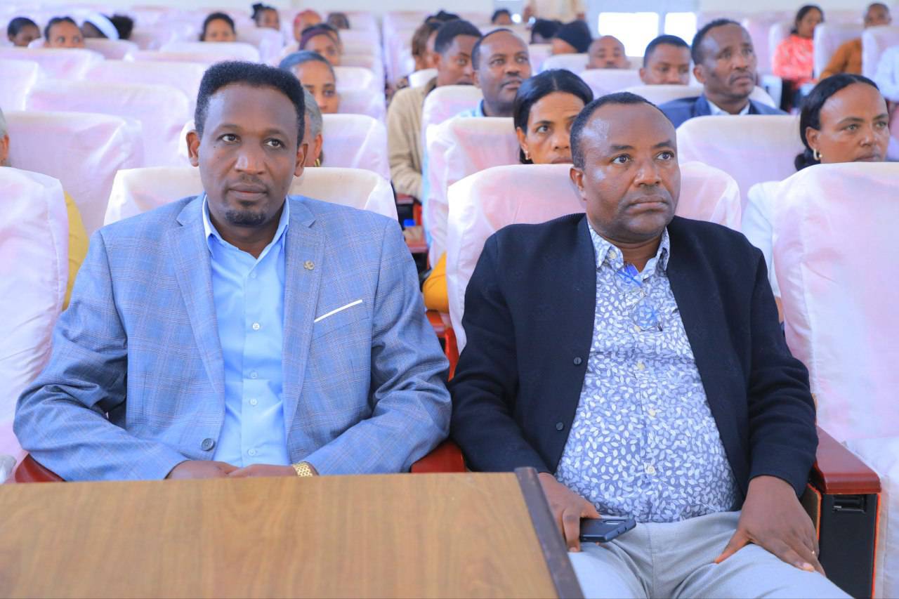 የሲዳማ ክልል ኢንዱስትሪ ልማት ቢሮ ሠራተኞች አድስ ከተሾሙት አመራር ጋር ትውውቅ አደረጉ።